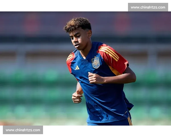 从球童到巨星:亚马尔与 C 罗的时光对话 从球童到巨星:亚马尔与 C 罗的时光对话